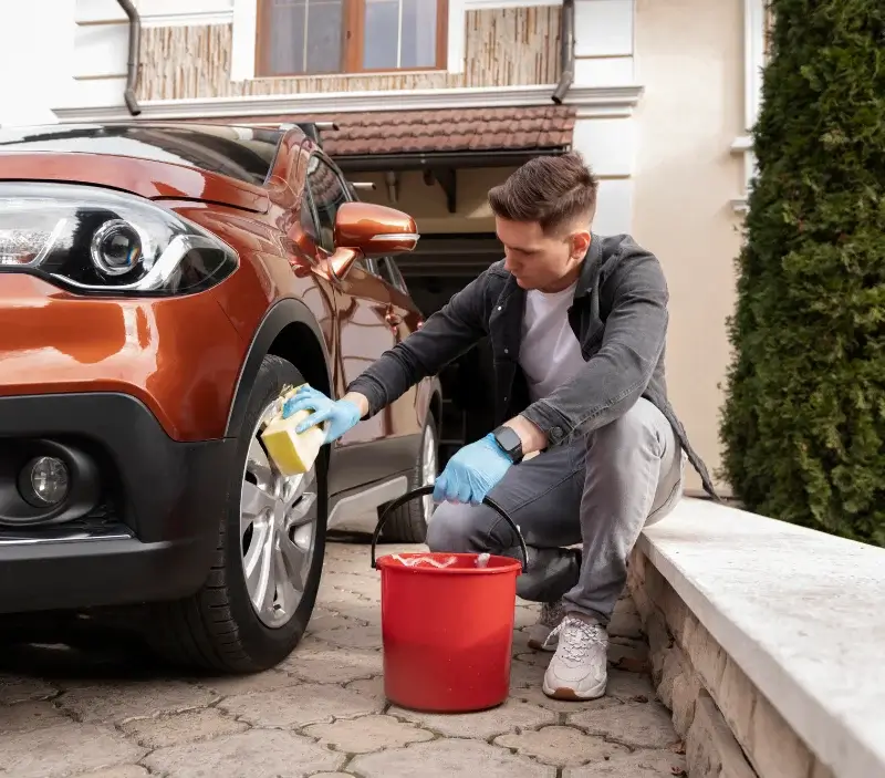 Lavage auto à domicile Andé : professionnel intervenant sur un véhicule